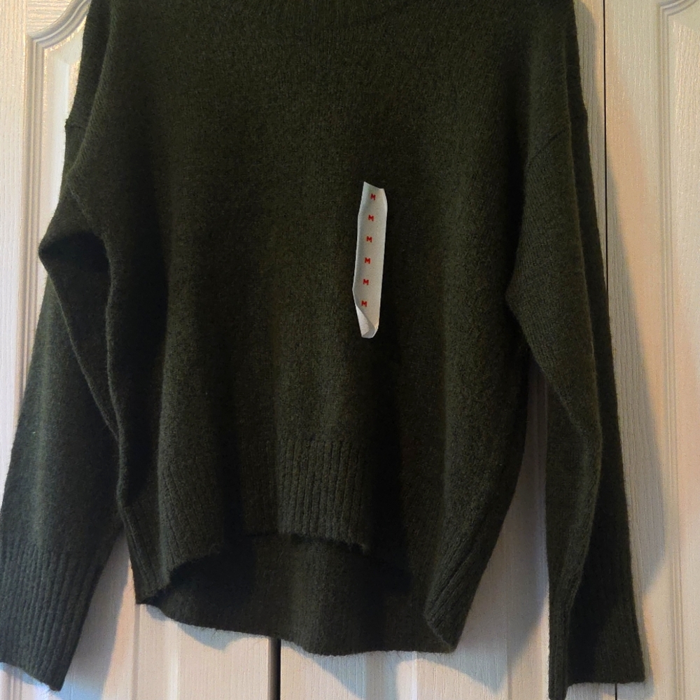 Old Navy green sweater. Size M. NWT